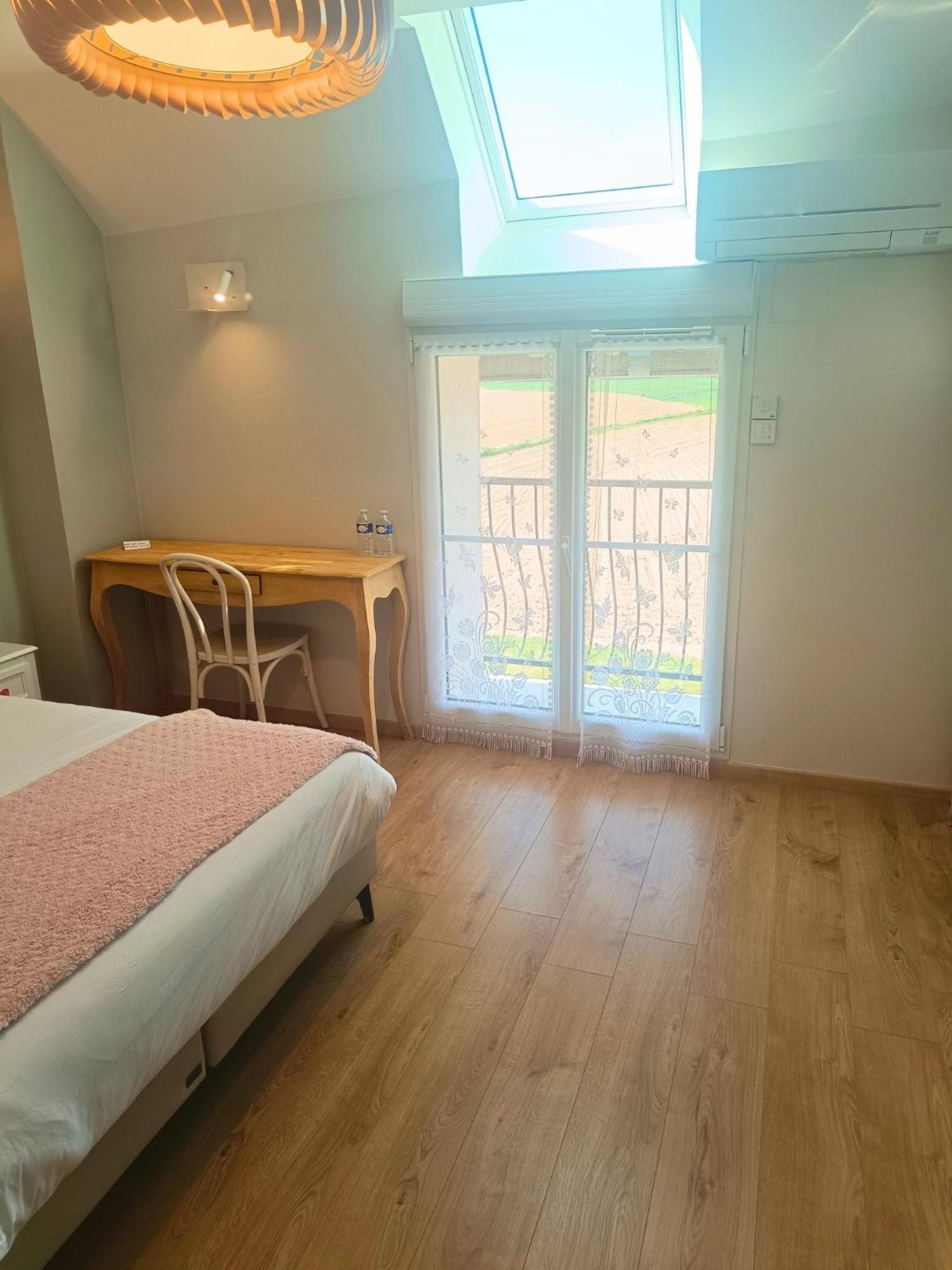 Chambre D'Hotes Le Domaine Des Hirondelles Champcenest ภายนอก รูปภาพ